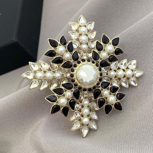 Brand Fashion Jewelry Vintage Camellia Flower Style Snowflake Brooch Sweater Jewelry Light Gold Color Fine Top Quality Pearls