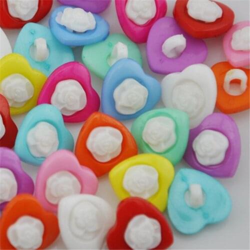 100Pcs New heart with Plastic Button / Sewing lots Mix 14mm PT75