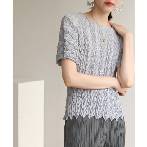 Issey summer Miyake pleated fresh fashion slimming T-shirt is directly supplied by the manufacturer