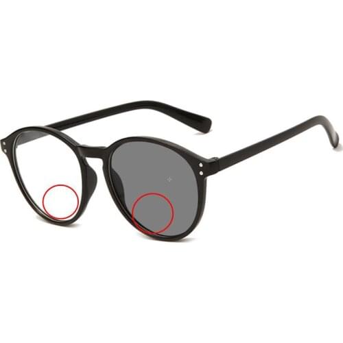 Bifocals Photochromic Reading Glasses for Women Retro Round Rivets Men Look Near Far Presbyopia Sunglasses for Driving Travel
