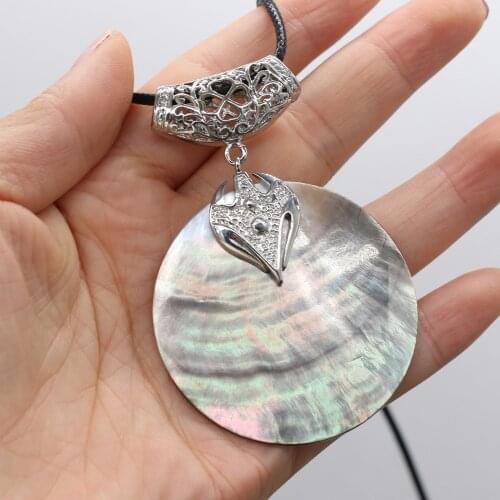2020 New 50x50mm Vintage Natural Mother of Pearl Black Shell Charms Necklace Round Pendant Leather Rope Necklaces for Women