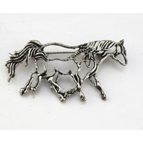 Vintage color alloy hollow animal horse brooch coat coat shawl collar needle wholesale four seasons wearing accessories