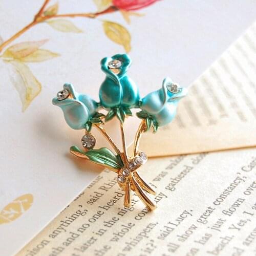 BOEYCJR Elegant Blue Flower Pearl Brooch Vintage Jewelry Handmade Brooches for Women Dress Scarf Accessories