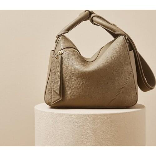 New 2021 Genuine Leather Luxury Handbag Fashionable Design Pillow Bag Large Capacity Woman Crossbody Bag AV05