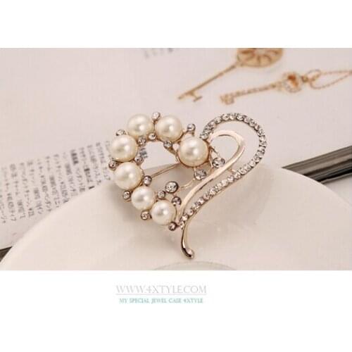 2021 new Korean fashion peach heart pearl brooch brooch scarf buckle Korea collar pin brooch badge Free shipping