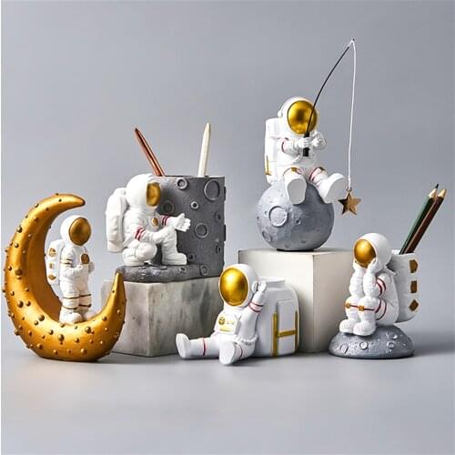 Nordic Home Decoration Creative Astronaut Model Sculpture Multifunction Pen Holder Desktop Decoration Accessories Boyfriend Gift