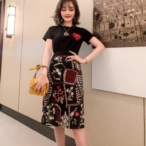 2020 New Arrival women Short sleeve love Black T-shirt + embroidery flowers Skirt 2pcs Sets Vintage high waist skirt set