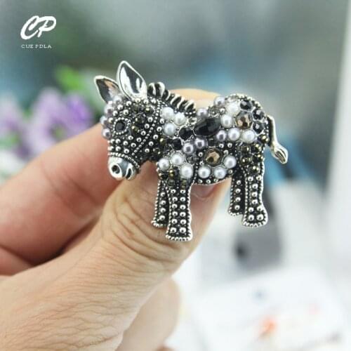 High Quality Pearl Crystal Donkey Brooches Women Fashion Animal Pin Funny Cute Horse Style Design Brooch Kid Gift