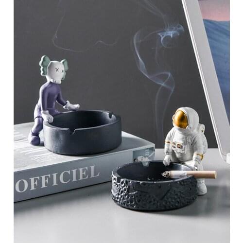 Nordic Creative Astronaut Ashtray Resin Accessories Hotel Club Bar Figurines Decoration Home Livingroom Desktop Sculpture Crafts