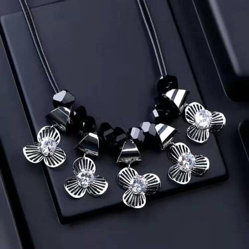 Ladies Zircon Crystal Flower Choker Necklace Black PU Hollow Drop Short Pendant Necklace Jewelry For Women