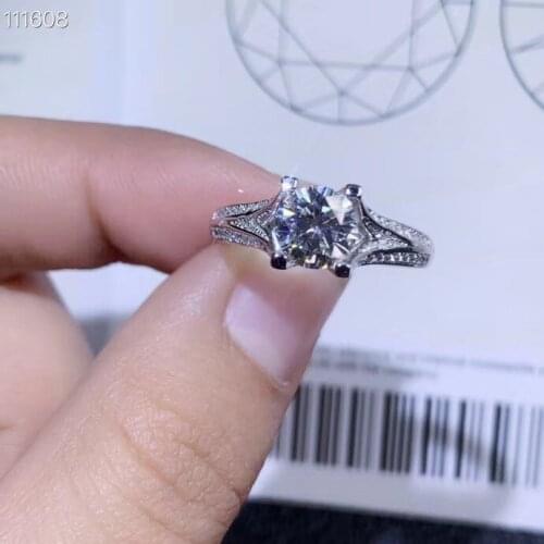 Moissanite Classic style, high density gemstones, comparable to diamonds. 1 carats. 925 real silver