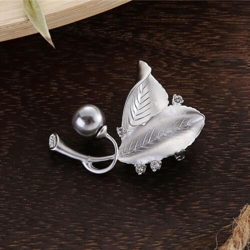 Elegant Matte Silver Plated Big Leaf Brooch Pins Female Gray Color Imitation Pearl Crystal Broche Pin Jewelry