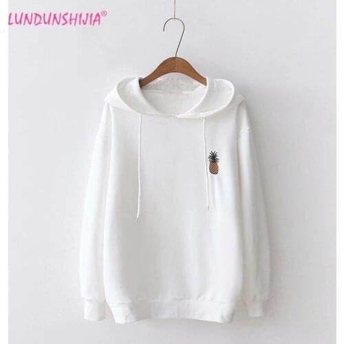 LUNDUNSHIJIA 2018 New Arrival Autumn Cute Pineapple Embroidery White Hoodie Loose Pullovers Hooded Sweatershirt Female Sudader