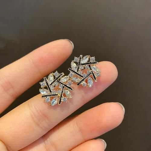 Crystal Female White Stone Small Earrings Charm Gold Color Small Stud Earrings For Women Classic Bridal Flower Wedding Earrings