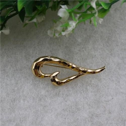 2020 New Japanese and Korean retro style elegant and simple creative golden heart shaped brooch accessories