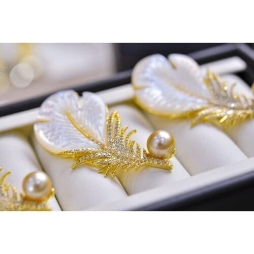 Nature Sea Salt Water Light Gold Pearl Brooch for Women Fine Presents Round Pearls 8-9mm Fine Jewelry