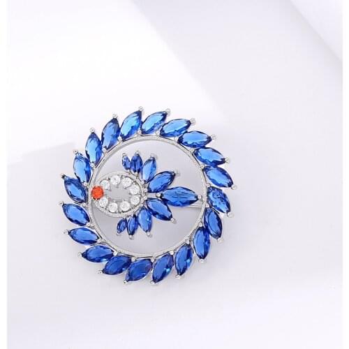 Luxury Blue Rhinestone Wreath Brooch Pin Classic Leaves Jewelry for Scarf Pins Gorgeous Bouquet Brooches Women Broches femme