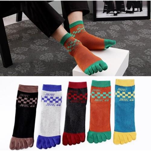 Autumn And Winter Mid Tube Mens Split Toe Socks Fashion Cartoon Graffiti Color Matching Five Finger Socks Hiphop Socks Lot