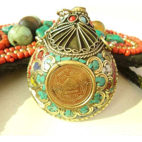 BYH036 Nepal Hand Snuff Bottle with Golden Coins Tibet Amulet Pendants
