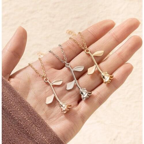 HuangTang Vintage Boho 3D Rose Flower Pendant Necklace for Women Charming Clavicle Chain Jewelry Fashion Valentines Day Gift