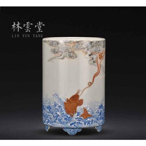 Lin Yuntangs hand-made ceramics, hand-painted alum red, goldfish and dragon pen holder, study, desk Decoration