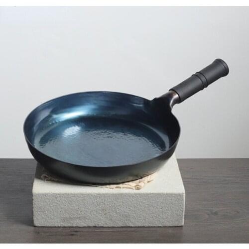Chinese Traditional Manual Hammer Forged Carbon Steel Flat-bottom Wok With Wooden Handle Non-stick Pretreatment Cast Iron Wok