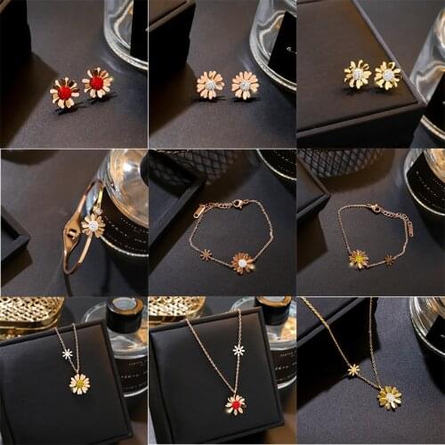 Japanese and Korean Daisy Necklace Womens Fashion Simple Fashionable Style Non-mainstream Wild Clavicle Chain Womens Necklace