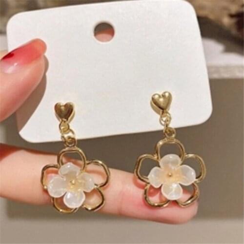 Exquisite Hollow Out Flower Resin Earrings Heart-Shaped Metal Gold Earrings Vintage Womens Jewelry Gifts