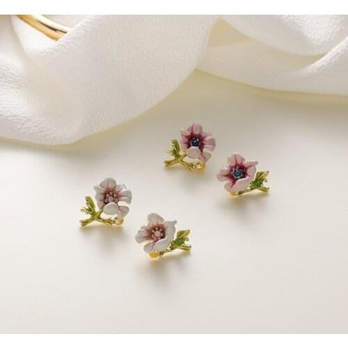 Metal Enamel Crystal Flower Earrings Fashion Retro Elegant Temperament Daisy Women Jewelry Accessories Wholesale