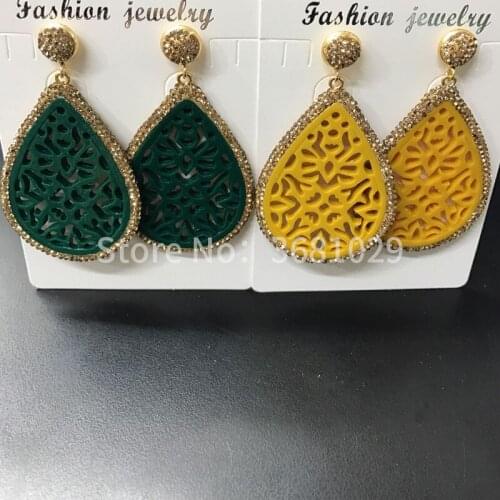 European and American vintage multi-colored hollowed-out resin carved drop earrings color random shipment