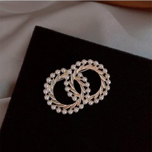 Fashion Pearl Double Letter Brooches Women Original Geometric Catwalk Badge Brooch Pins Korean Brand Jewelry Z063