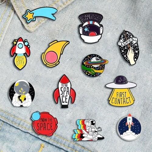 Creative Trendy Cartoon Astronaut Oil Drop Brooch Pin Denim Bag Gift For Friends Men Women Fashion Jewelry Clothes Decoration