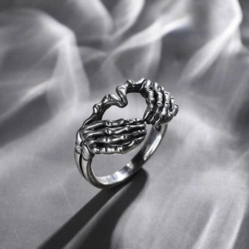 Retro Skull Hand with Heart-shaped Ring Creative Personality Punk Hip Hop Men and Women Party Ring Jewelry