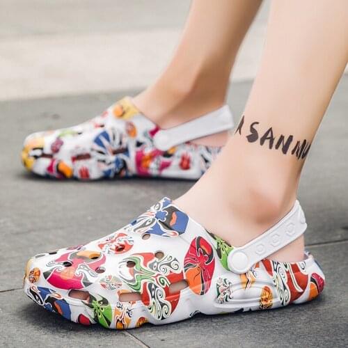 Summer Men Slippers Peking Opera Mask Clogs Outdoor Garden Shoes Beach Sandals Quick Dry Indoor Home Bathroom Slides Flip Flops