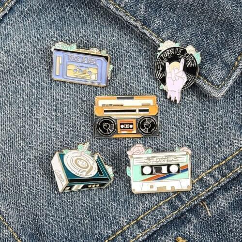 Cartoon Radio Gramophone Enamel Pin Denim coat Backpack Vintage Rock Disc Lapel Brooches Cute Record Brooch Pins Jewelry Gift