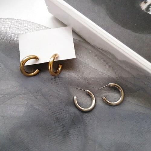 Fashion joker personality metal simple C word shape small earrings fashion street patting cool girl student earrings
