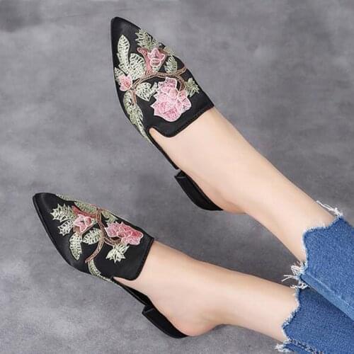 Luxury embroider close toe women slippers flower mules lazy slides square heel girl slippers Korean outdoor flip flops plus size