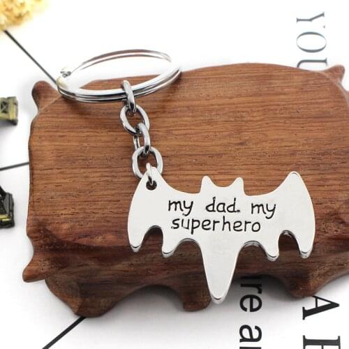 HUMANO FINO 2019 New Simple Fashion Letter My Dad My Super hero Bat Shape Keychain For Men Child Fatherday Power Gift