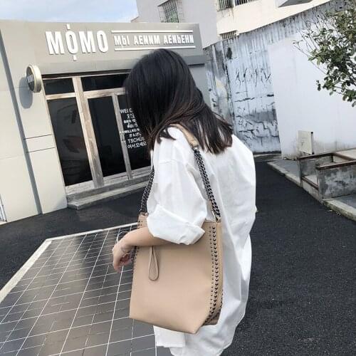 2019 classic chain rivet decorative shoulder bag fashion large-capacity Joker bag European and American wind Tote bag