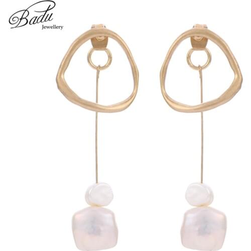 Badu Long Gold Metal Dangle Earring Irregular Simulated Shell Pearl Drop Earrings for Women Fashion Jewelry Christmas