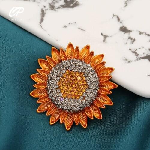 Creative Metal Daisy Brooch Coat Woman Flower Sunflower Yellow Rhinestone Pin Accessory Brooches Wedding Party Accessories Gift