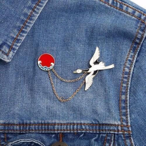 Metal Chain Brooches White Flying Crane Cartoon Animal Enamel Pins Women Denim Shirt Collar Bag Fahsion Lapel Pin Badge Jewelry