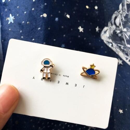 S925 Needle Cute Cartoon Astronaut Earrings Fun Asymmetric Planet Earrings Creative Aesthetic Drop Earrings