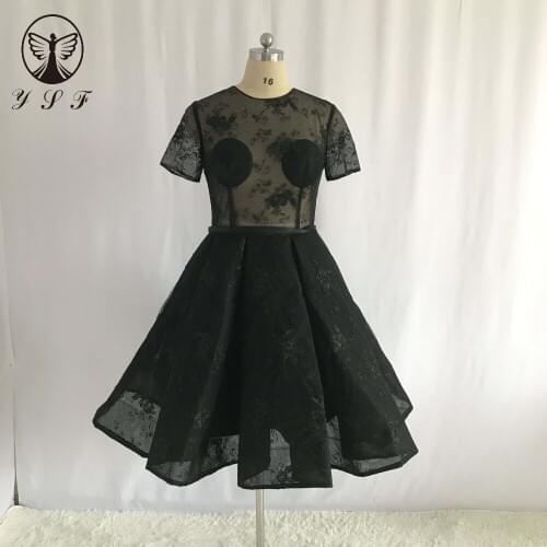 Designer Prom Dresses Black Illusion O Neck Short Sleeve Pleated Sheer Bodice Ball Gown Knee Length Lace Vestidos De Formature