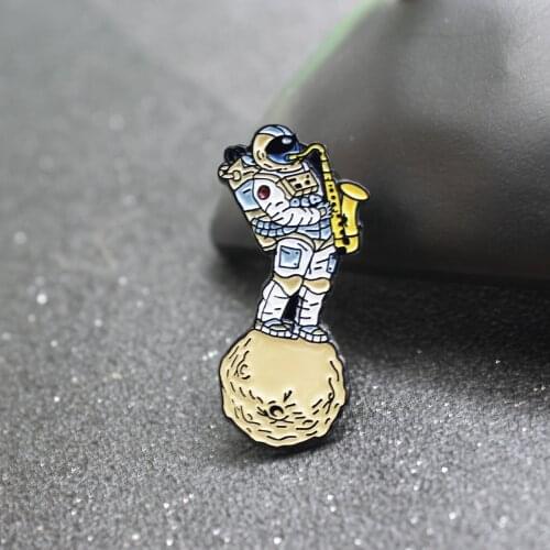 Fashion Creative Design Astronaut Playing Saxophone In Space Alloy Brooch Personalized Exquisite Enamel Badge Pin Wholesale