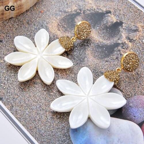 GuaiGuai Jewelry White Shell Flower Golden Macarsite stud Earrings
