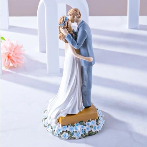 Falling In Love Warm Family Hugging Couple Lovers Resin Wood-like Figure Sculpture Home Decoration Wedding Valentines Gift
