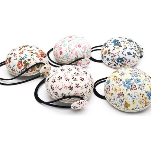 1pc Lovely Wrist Strap Sewing Needle Pincushion for Stitch Needlework Sewing Pin Cushion Holder DIY Craft Tool Random Color