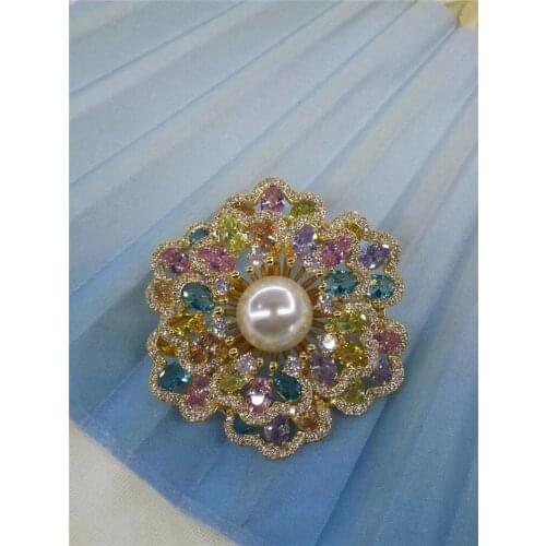 Wholesale luxury Alluring multicolor New Style Austria Zircon Inlay 12mm white shell Pearl Brooch Scarf Clips Breastpin penda