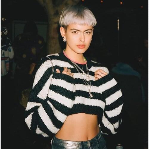 Girls cool fashion striped pattern short sweaters sexy white and black patchwork o-neck knitted pullovers autumn women tops